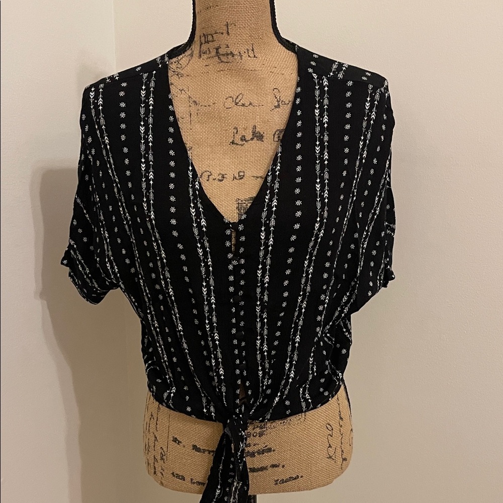 Fashion on Earth Black and White Women's Top, size S